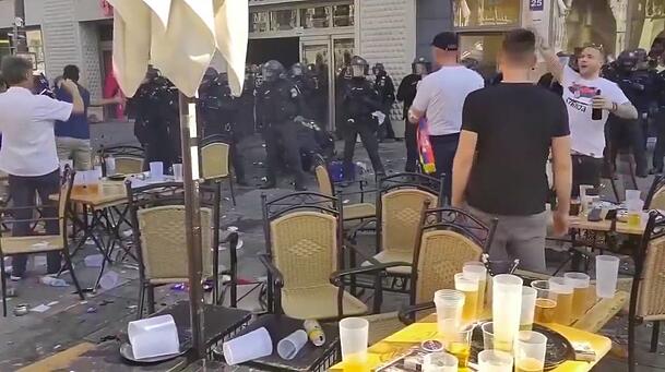 Marienplatz 2024: Serben sollen Flaschen und St&uuml;hle auf Polizisten geschmissen haben.