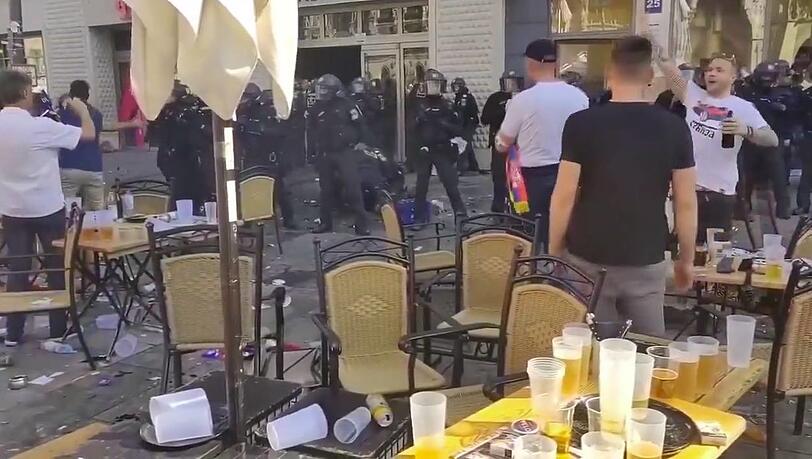 Marienplatz 2024: Serben sollen Flaschen und Stühle auf Polizisten geschmissen haben. Marienplatz 2024: Serben sollen Flaschen und Stühle auf Polizisten geschmissen haben.