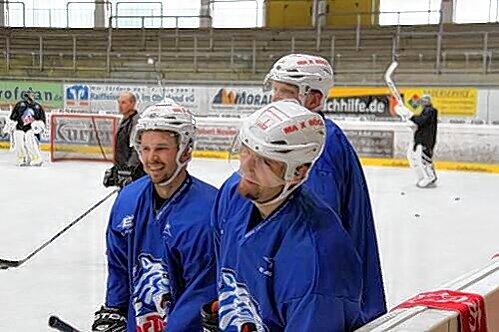 Harte Arbeit, prima Stimmung: Dusan Frosch, Stefan Mann und Alexander Oblinger (von links) bei einer Verschnaufpause auf dem Tölzer Eis.