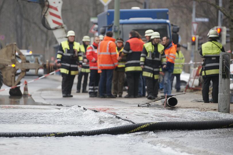 Erst um 9.40 Uhr konnte das Ausströmen des Wassers gestoppt werden.