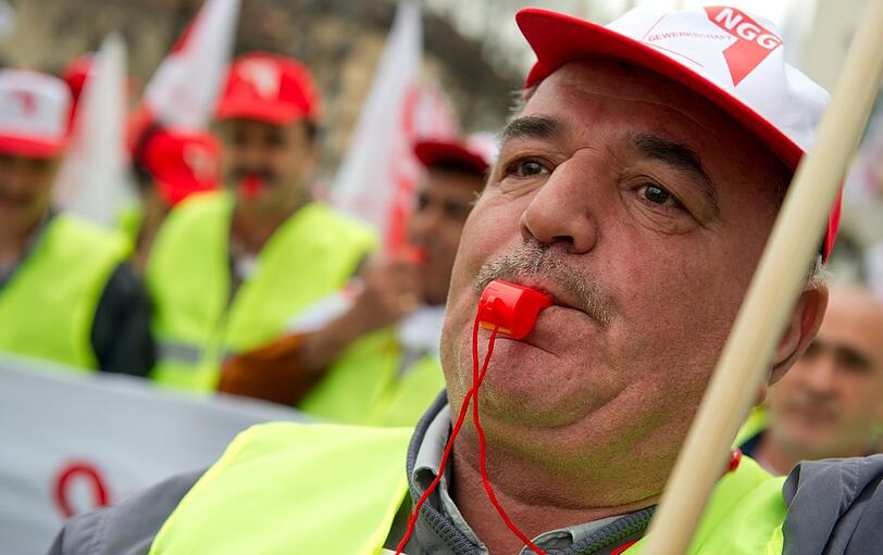 Mitarbeiter von Müller-Brot nehmen am Donnerstag vor dem Wirtschaftsministerium in München an einer Demonstration teil. Sie fordern den Erhalt ihrer Arbeitsplätze.