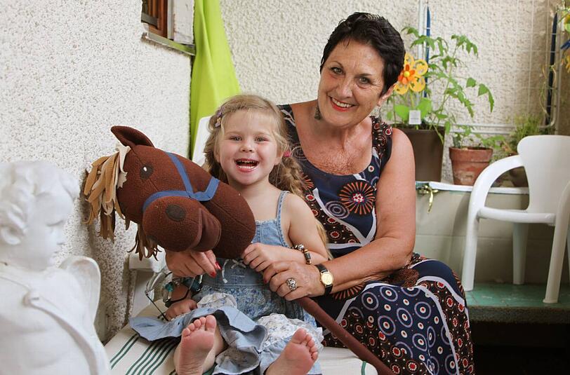 Chantal Ribes mit ihrer Enkelin Amélie.