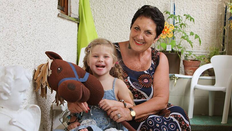 Chantal Ribes mit ihrer Enkelin Amélie. Chantal Ribes mit ihrer Enkelin Amélie.