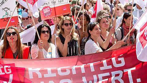 Erzieherinnen am 11.05.15 bei einer Demonstration in München. Am Montag geht der Kita-Ausstand in die zweite Woche. (Archivbild)