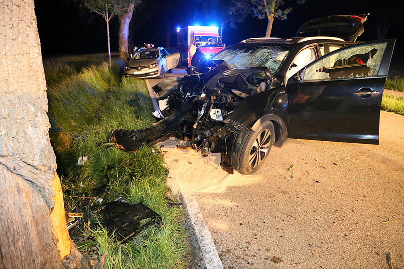 Tödlicher Unfall: In der Alleestraße vor der Ortschaft Tüßling ist ein 55-jähriger Mann mit seinem Pkw auf gerader Fahrbahn nach rechts von der Straße abgekommen und gegen einen Baum geprallt. Die Bilder.