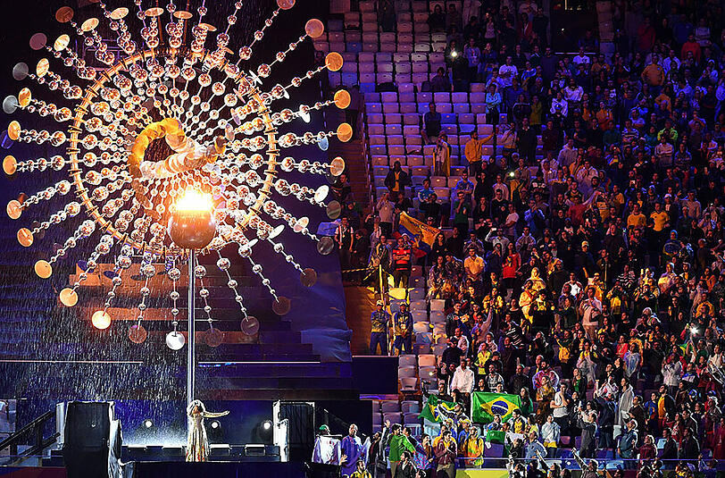 Die Bilder der knallbunten und komplett verregneten Abschlussfeier der olympischen Spiele von Rio.