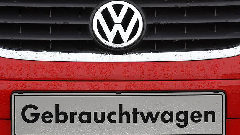 Ein VW Touran wird in einem Autohaus als Gebrauchtwagen angeboten. Diesel-Gebrauchtwagen von allen Herstellern verkaufen sich derzeit schlechter.