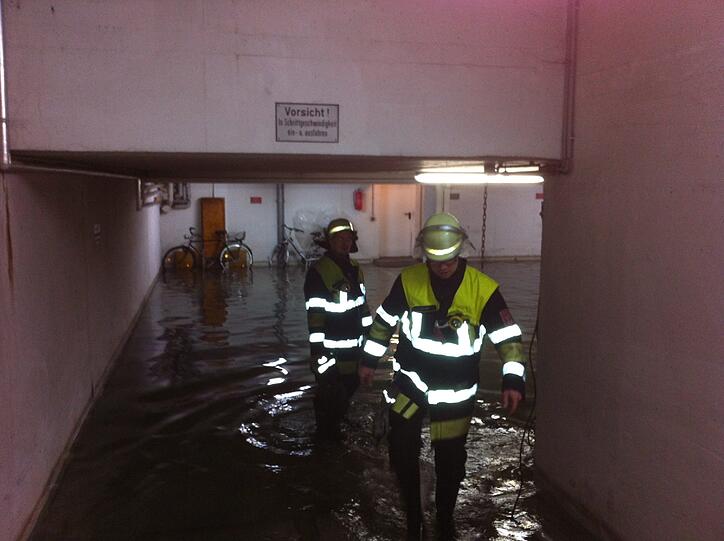 Stundenlang waren Feuerwehrmänner im Einsatz. Kurz nach Mitternacht dann kam die Ladung mit Sandsäcken...