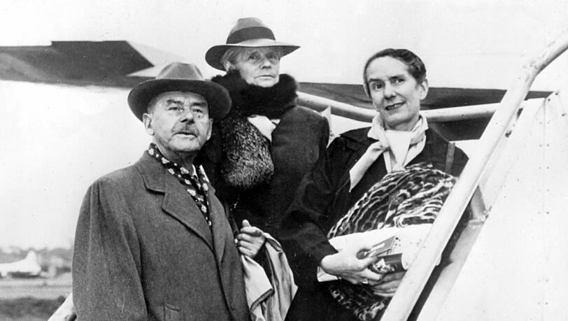 Thomas Mann mit seiner Ehefrau Katja (M.) und Tochter Erika. Thomas Mann mit seiner Ehefrau Katja (M.) und Tochter Erika.