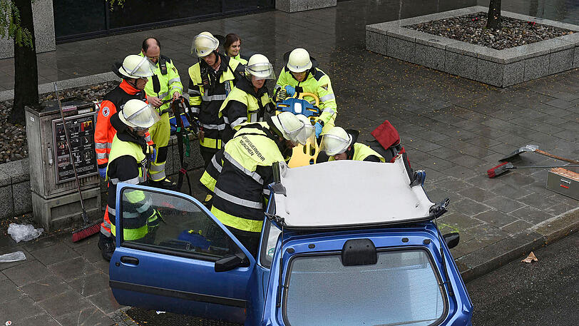 Die Feuerwehr musste das Dach des Fords aufschneiden.