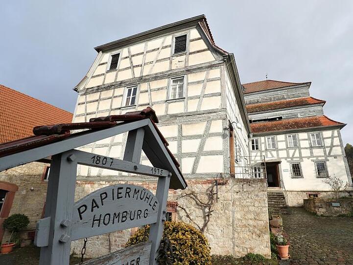 Außenansicht der historischen Papiermühle. Foto: Daniel Karmann/Archiv