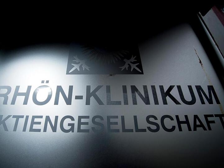 Der Schriftzug der Rhön-Klinikum AG. Foto: picture alliance / dpa