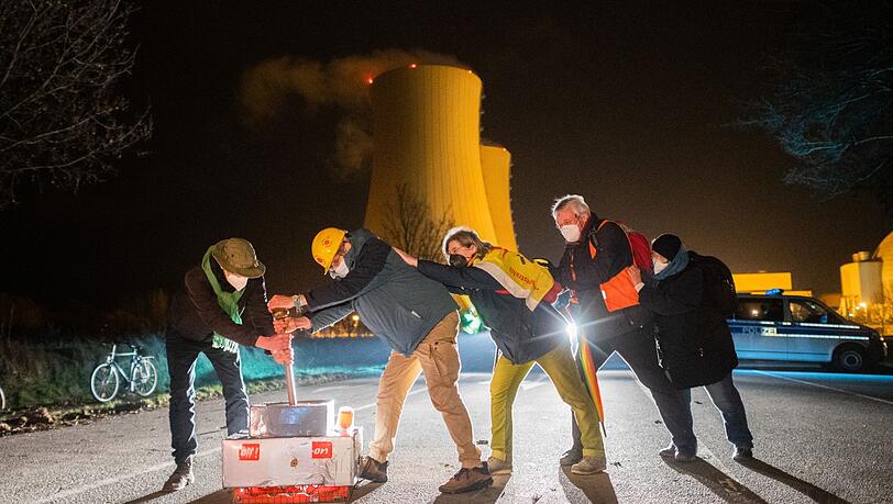 Atomkraftgegner feiern mit einem nachgebauten Hebel das Abschalten des Atomkraftwerks Grohnde.
