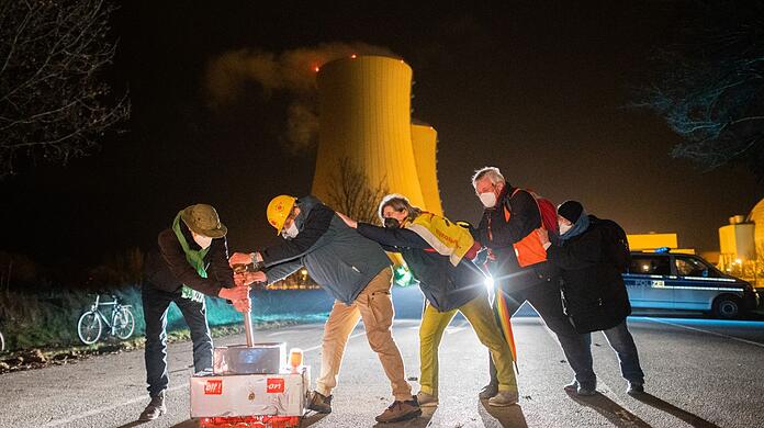 Atomkraftgegner feiern mit einem nachgebauten Hebel das Abschalten des Atomkraftwerks Grohnde.