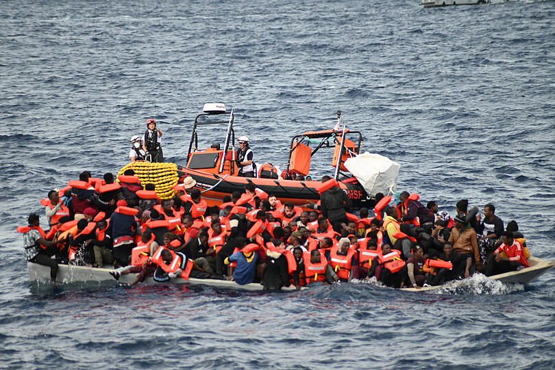 Ein mit Migranten besetzten Boot vor der Küste Libyens.