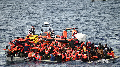 Ein mit Migranten besetzten Boot vor der Küste Libyens.