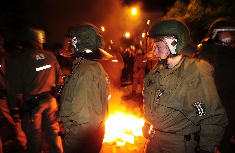 Ein Großaufgebot der Polizei versucht in der Nacht auf den 1. Mai, in der es in jedem Jahr zu gewaltsamen Ausschreitungen kommt, für Ordnung zu sorgen. Die Bilder