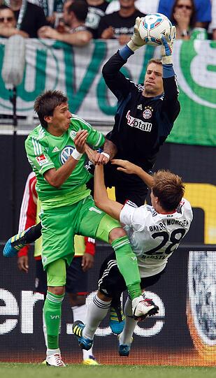 HOLGER BADSTUBER (r.): Nicht so stabil und sicher wie sein Nebenmann im Abwehrzentrum, mit einigen Problemen gegen Helmes. Aber immerhin: zu Null. NOTE:4