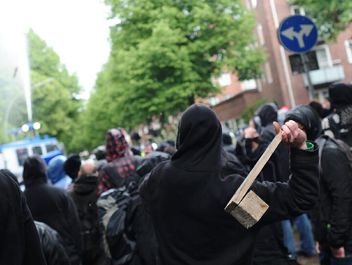 Brennende Straßenblockaden und aggressive Demonstranten: Bei einer Kundgebung von Rechtsextremisten zum "Tag der Deutschen Zukunft" kam es am Samstag in Hamburg zu schweren Ausschreitungen. Trotz eines Großaufgebots der Polizei mit mehreren tausend Beamten aus mehreren Bundesländern konnte sie Rechte und linke Gegendemonstranten nicht immer auseinanderhalten. Mehrere tausend Menschen und ein breites Bündnis aus Parteien, Gewerkschaften, Vereinen, Kirchen und anderen gesellschaftlichen Organisationen hatten sich gegen die rechte Kundgebung formiert.