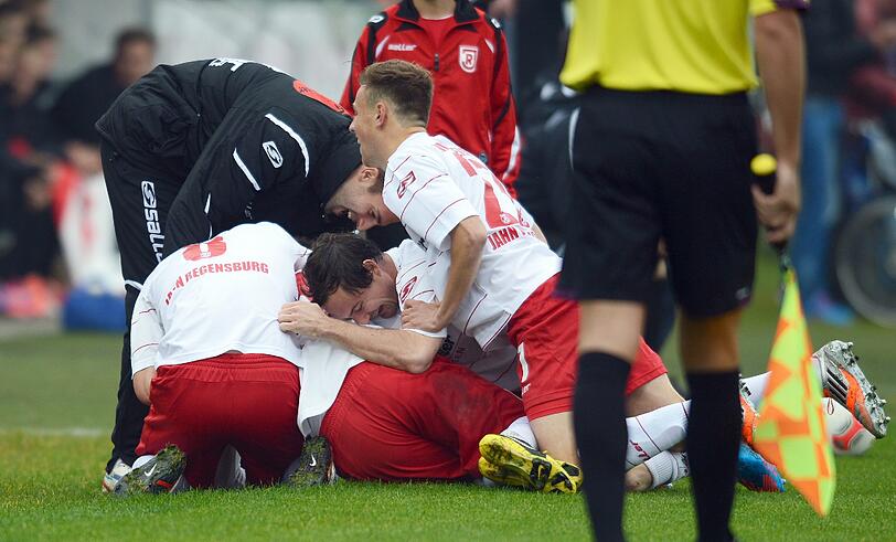 Zu früh gefreut: Die Mannschaft vom Jahn Regensburg jubelt nach dem Treffer zum 1:0 gegen Köln