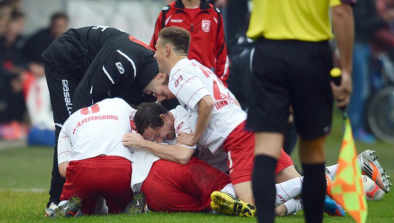Zu früh gefreut: Die Mannschaft vom Jahn Regensburg jubelt nach dem Treffer zum 1:0 gegen Köln Zu früh gefreut: Die Mannschaft vom Jahn Regensburg jubelt nach dem Treffer zum 1:0 gegen Köln