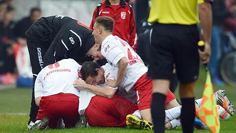 Zu früh gefreut: Die Mannschaft vom Jahn Regensburg jubelt nach dem Treffer zum 1:0 gegen Köln