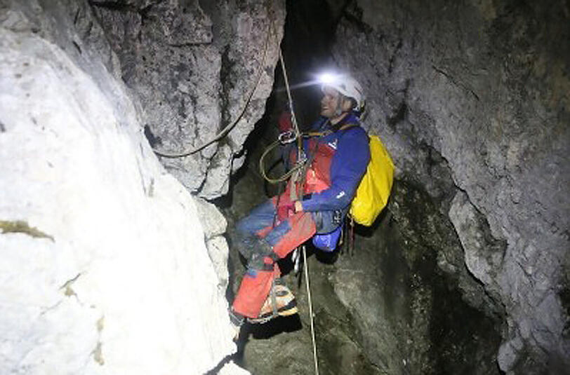 Ein Mitglied der Bergwacht seilt sich am 08.06.2014 am Untersberg in die Riesending-Schachthöhle ab.