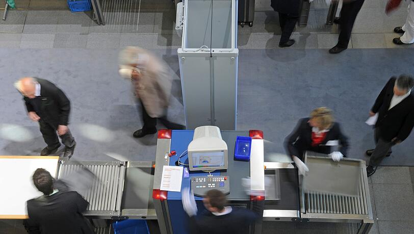 Für die Passagier- und Handgepäck-Kontrollen am Flughafen sind „Luftsicherheitsbeauftragte“ zuständig. Für die Passagier- und Handgepäck-Kontrollen am Flughafen sind „Luftsicherheitsbeauftragte“ zuständig.