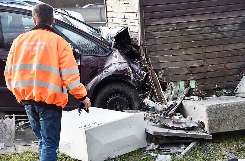 Bilder vom Unfall auf der A9: An der Ausfahrt Fröttmanning raste ein Mann mit seinem Wagen in ein Technikgebäude, welches für das Verkehrsleitsystem auf der Autobahn zuständig ist.