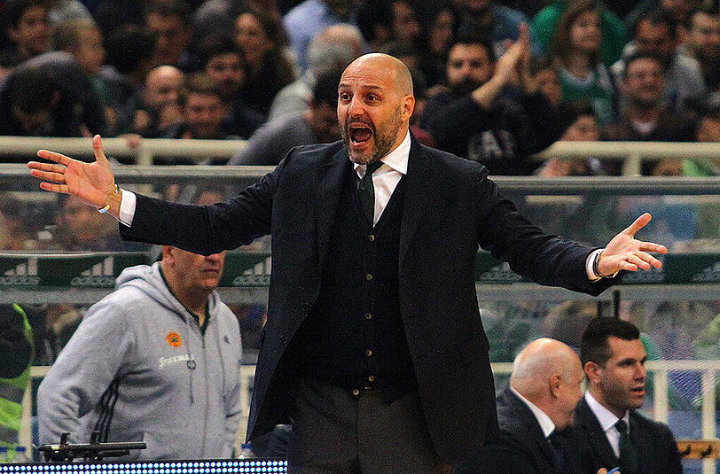 Zur Begrüßung beim FC Bayern gab es für Neu-Trainer Sasa Djordjevic ein Geburtstagsständchen.