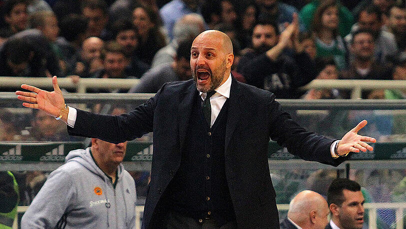 Zur Begrüßung beim FC Bayern gab es für Neu-Trainer Sasa Djordjevic ein Geburtstagsständchen. Zur Begrüßung beim FC Bayern gab es für Neu-Trainer Sasa Djordjevic ein Geburtstagsständchen.