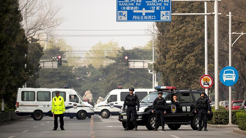 China, Peking: Polizisten in taktischer Ausrüstung sichern eine Straße vor dem Staatsgästehaus Diaoyutai, einem 420.000 Quadratmetern großen Komplex, inkl. Wasseranlage, der zur Unterbringung von Staatsgästen dient. Die ungewöhnlich starken Sicherheitsvorkehrungen haben Spekulationen ausgelöst, dass der Machthaber Nordkoreas China besucht.