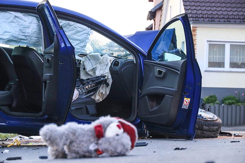 Spektakuläre Szenen im Landkreis Coburg: Ein 19-Jähriger will sich einer Polizeikontrolle entziehen und hinterlässt eine Spur der Verwüstung - die Bilder vom Einsatz.