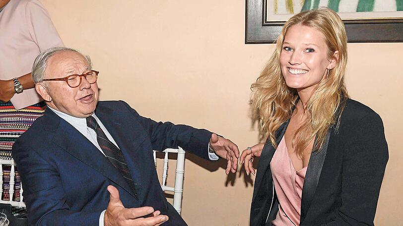 Mann der Worte: Hubert Burda amüsiert sich mit seiner Tischdame, Topmodel Toni Garrn, bei der &bdquo;Elle&ldquo;-Geburtstagsparty.