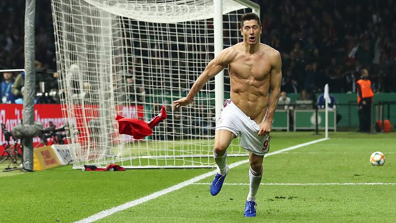 So enthemmt feierte Robert Lewandowski sein Tor zum 3:0 gegen RB Leipzig im Pokalfinale.