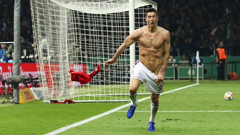 So enthemmt feierte Robert Lewandowski sein Tor zum 3:0 gegen RB Leipzig im Pokalfinale. So enthemmt feierte Robert Lewandowski sein Tor zum 3:0 gegen RB Leipzig im Pokalfinale.