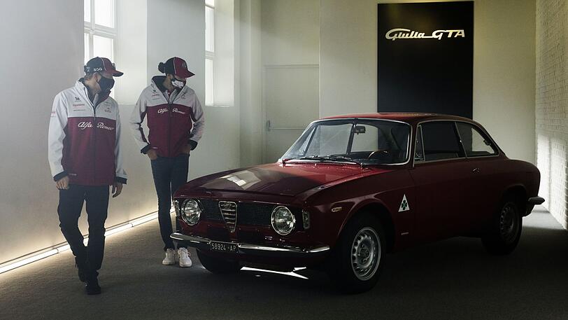 Kimi Räikkönen (l.) und Antonio Giovinazzi zu Besuch bei der Ur-GTA von Alfa Romeo.