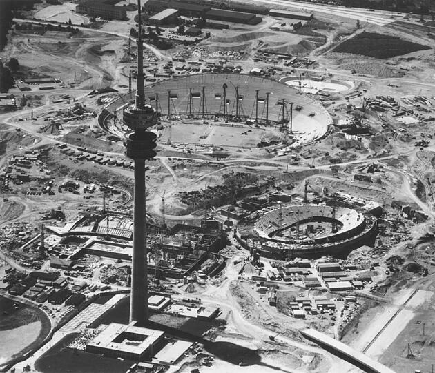 Luftaufnahme von Max Prugger (1970), einem Pionier von Münchner Luftaufnahmen. Sie zeigen die Metamorphose des Oberwiesenfeldes, vom Flugplatz zum Mega-Sportplatz.