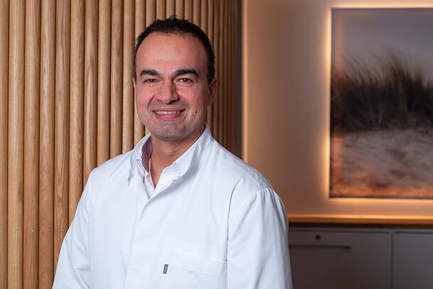 Dr. Milan Dinic ist Facharzt für Innere Medizin, Kardiologie und ärztliche Osteopathie. Dr. Milan Dinic ist Facharzt für Innere Medizin, Kardiologie und ärztliche Osteopathie.
