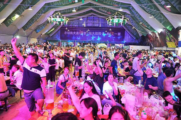 In Qingdao findet Jahr für Jahr ein Wiesn-Ableger statt – so sieht es vor Ort aus. In Qingdao findet Jahr für Jahr ein Wiesn-Ableger statt – so sieht es vor Ort aus.