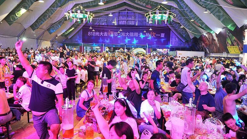 In Qingdao findet Jahr für Jahr ein Wiesn-Ableger statt – so sieht es vor Ort aus. In Qingdao findet Jahr für Jahr ein Wiesn-Ableger statt – so sieht es vor Ort aus.