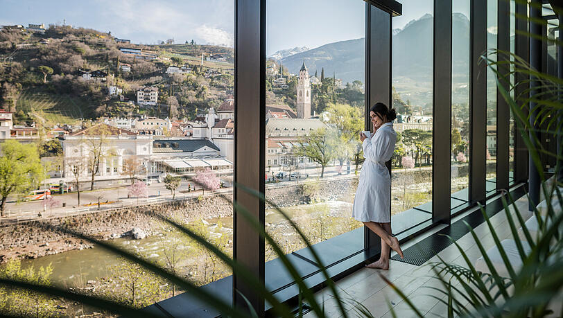 Ruheraum mit Ausblick auf die blühende Passerpromenade und das Kurhaus von Meran. Ruheraum mit Ausblick auf die blühende Passerpromenade und das Kurhaus von Meran.