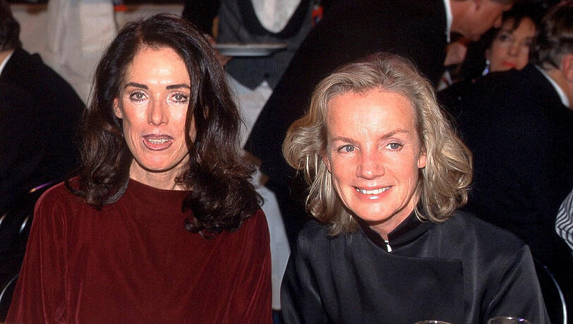 Jil Sander 1997 bei der Bambi-Verleihung mit ihrer Lebensliebe Angelica "Dickie" Mommsen, die 2014 an den Folgen ihrer Krebserkrankung verstarb. Jil Sander 1997 bei der Bambi-Verleihung mit ihrer Lebensliebe Angelica "Dickie" Mommsen, die 2014 an den Folgen ihrer Krebserkrankung verstarb.