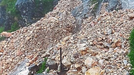 Ein Geröllrutsch hat den Weg zur Eishöhle unzugänglich gemacht. Ein Geröllrutsch hat den Weg zur Eishöhle unzugänglich gemacht.