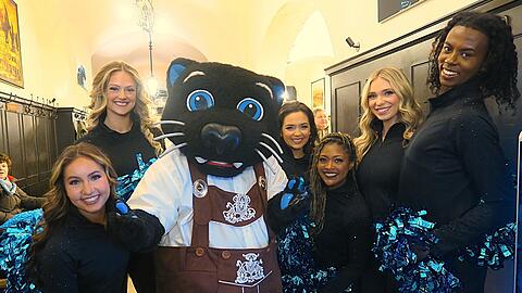 Begrüßten im Augustiner Stammhaus ihre Fans: Cheerleader der Panthers und deren geliebtes Maskottchen Sir Purr, der extra für München eine (Stoff-)Lederhose geschneidert bekam.