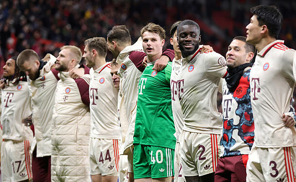 Die Bayern bejubeln den Viertelfinal-Einzug in der Champions League.