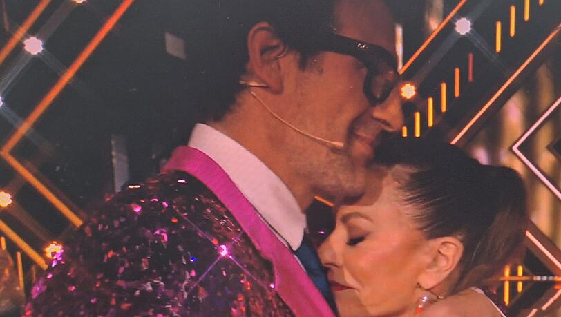 Während Victoria Swarovski "Let's Dance" abmoderiert, meint Daniel Hartwich zur ausgeschiedenen Christine Neubauer: "Wie konnte das denn passieren?" Während Victoria Swarovski "Let's Dance" abmoderiert, meint Daniel Hartwich zur ausgeschiedenen Christine Neubauer: "Wie konnte das denn passieren?"