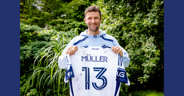 Das bisher begehrteste Stück der Versteigerung: Das Vancouver-Whitcaps-Trikot, welches Thomas Müller bei seiner Präsentation in den Händen hielt. Das bisher begehrteste Stück der Versteigerung: Das Vancouver-Whitcaps-Trikot, welches Thomas Müller bei seiner Präsentation in den Händen hielt.