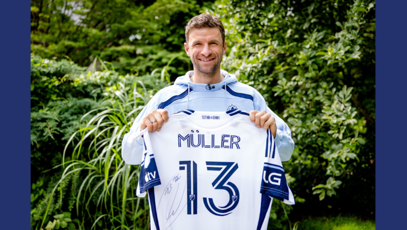 Das bisher begehrteste Stück der Versteigerung: Das Vancouver-Whitcaps-Trikot, welches Thomas Müller bei seiner Präsentation in den Händen hielt. Das bisher begehrteste Stück der Versteigerung: Das Vancouver-Whitcaps-Trikot, welches Thomas Müller bei seiner Präsentation in den Händen hielt.
