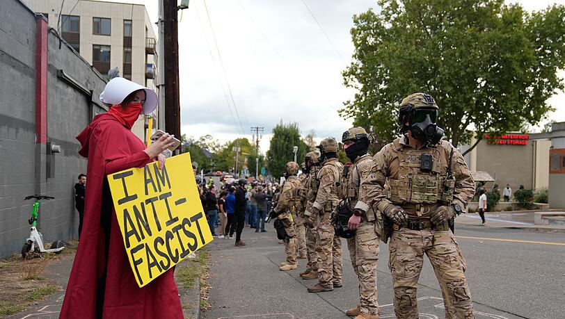 Gegen den Einsatz von Bundesbeamten in Chicago gibt es erhebliche Proteste.
